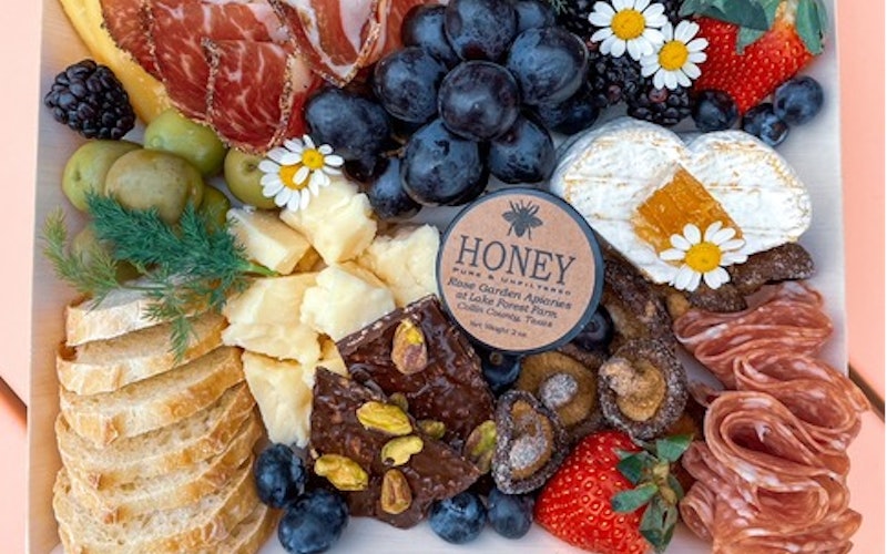 amor y queso snack box